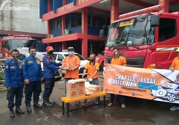 KTCI Chapter Jakray dan Petugas Damkar Lakukan Penyemprotan Disinfektan