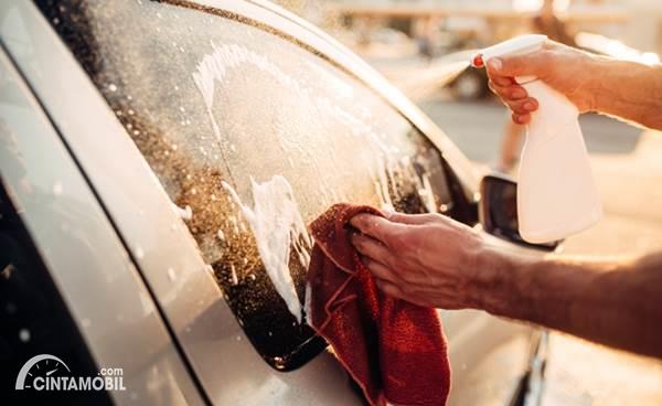 Yuk Pilih-pilih Produk Pembersih Kaca Mobil yang Bagus