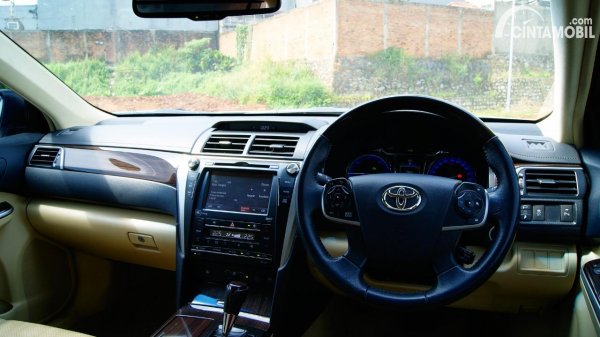 Foto layout dashboard Toyota Camry 2.5 Hybrid 2015