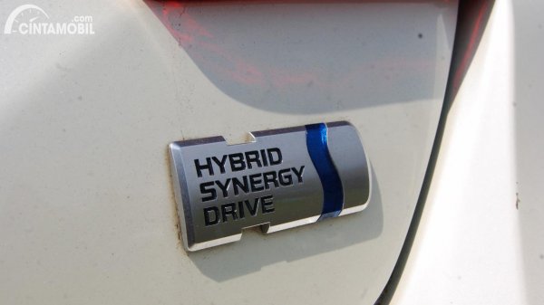 Foto emblem Hybrid Synergy Drive Toyota Camry 2.5 Hybrid 2015