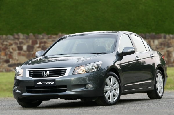 Gambar menunjukkan tampilan depan Honda Accord 3.5 V6 AT 2008