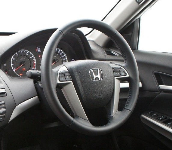 Gambar menunjukkan setir Honda Accord 3.4 V6 AT 2008