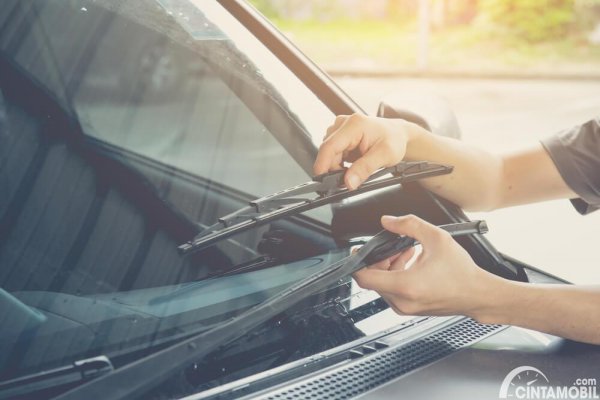Mau Ganti Wiper Mobil Sendiri? Perhatikan Hal Ini Dulu