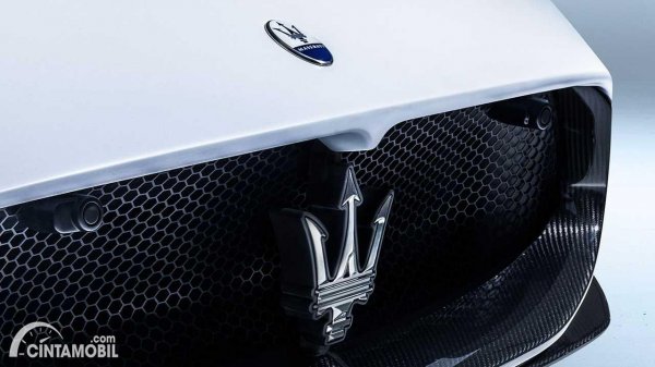 Logo Maserati Baru Menghiasi MC20, Lebih Elegan dan Futuristik