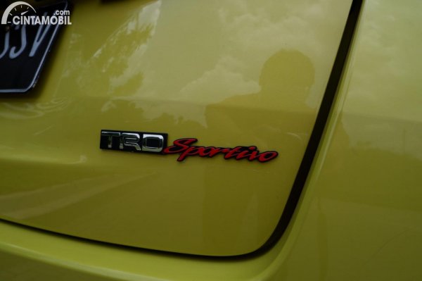 Foto emblem TRD Sportivo di Toyota Yaris TRD Sportivo CVT 2020