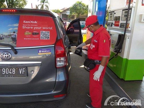 Gambar menunjukan pom bensin