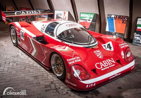 Mobil Balap Klasik Porsche 962 Ini Dijual, Berminat?