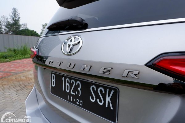 Foto emblem Fortuner di Toyota Fortuner TRD Sportivo AT 2020