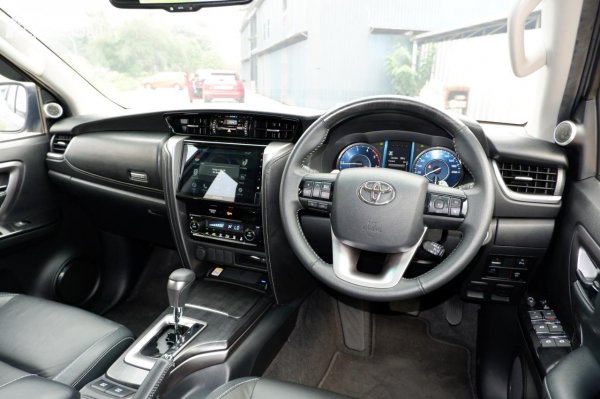 Foto layout dashboard Toyota Fortuner TRD Sportivo AT 2020