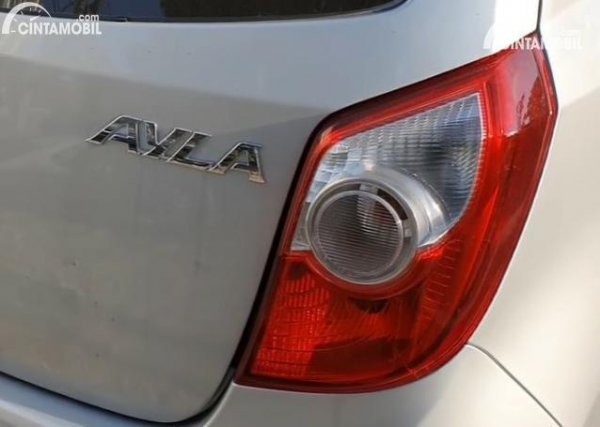 Gambar emblem AYLA di Daihatsu Ayla 2013