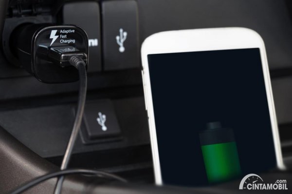 Agar Tetap Aman, Berikut ini Tips Charge Handphone Dalam Mobil