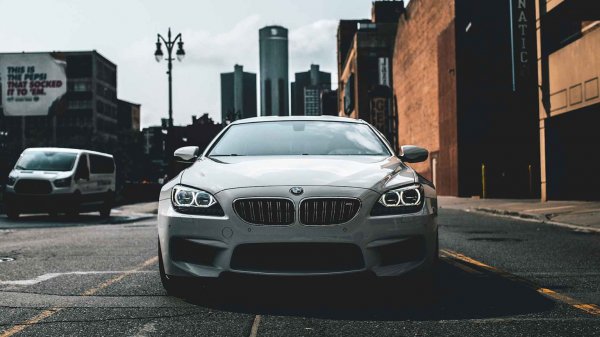 Tekan Penggunaan Asuransi Mobil, BMW Hadirkan Kampanye Billboard Interaktif