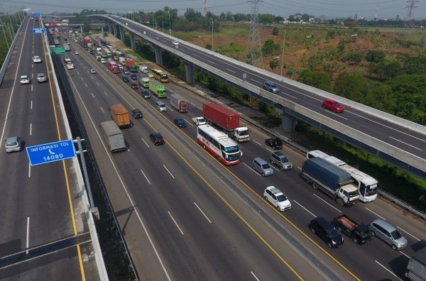 Foto menunjukkan Jalan Tol jakarta-Cikampek existing dan elevated