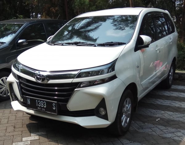 Foto menunjukkan Toyota Avanza 2019 tampak samping depan