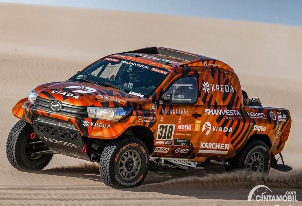 Modifikasi Toyota Hilux Spek Balap Reli Dakar Ini Dijual, Minat?
