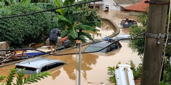 Gambar menunjukan Mobil terendam banjir