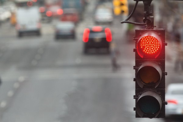 Lampu lalu lintas terdiri dari tiga warna