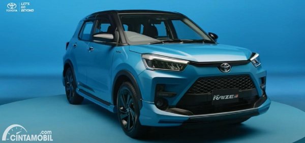 Gambar mobil Toyota Raize berwarna biru dilihat dari sisi depan