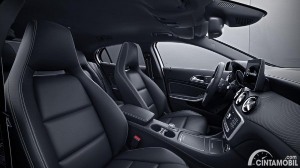 Gambar menunjukkan tampilan interior dari mobil Mercedes-Benz GLA