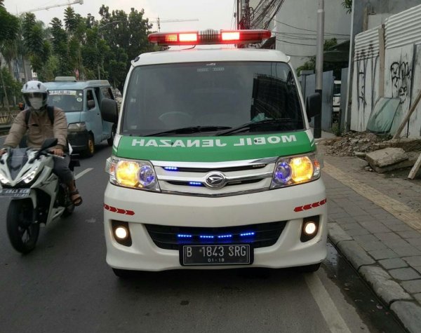 Mobil Jenazah VS Ambulans, Siapa Yang Lebih Prioritas?