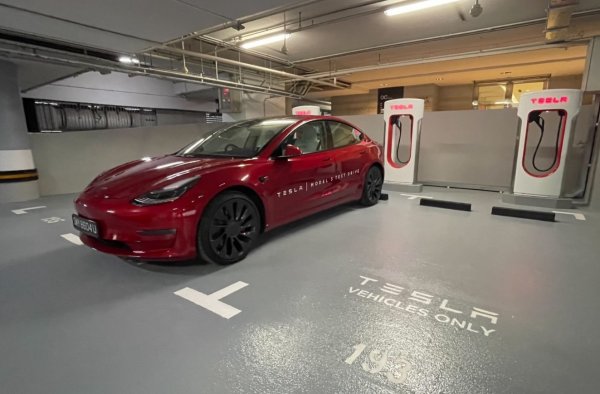 Foto menunjukkan Stasiun Pengisian Supercharger V3 Tesla di Orchard Central Singapura