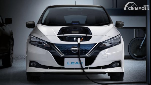 mobil listrik Nissan Leaf 2021 yang sedang diisi daya