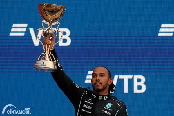 F1 Rusia 2021: Kemenangan ke-100 Lewis Hamilton dan Hari Buruk Lando