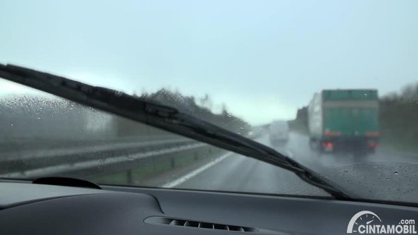 Tips Mengetahui Karet Wiper yang 'Minta' Diganti