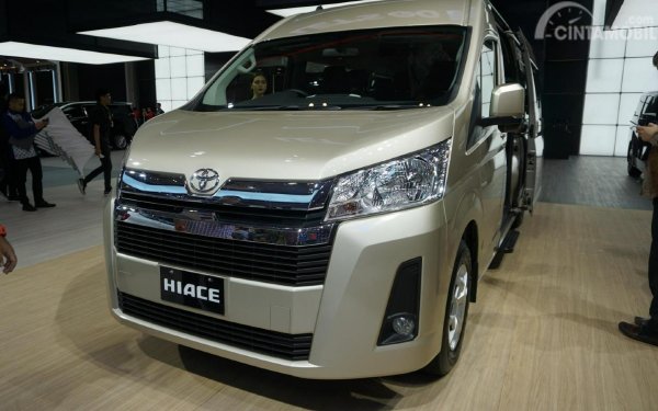 mobil baru Toyota HiAce Premio berwarna silver