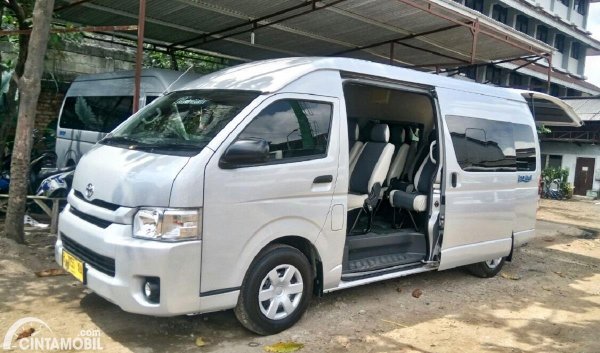 Harga dan Rekomendasi Tempat Sewa Toyota HiAce di Surabaya