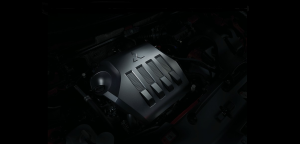 Gambar menunjukkan bagian mesin dari mobil Mitsubishi Eclipse Cross