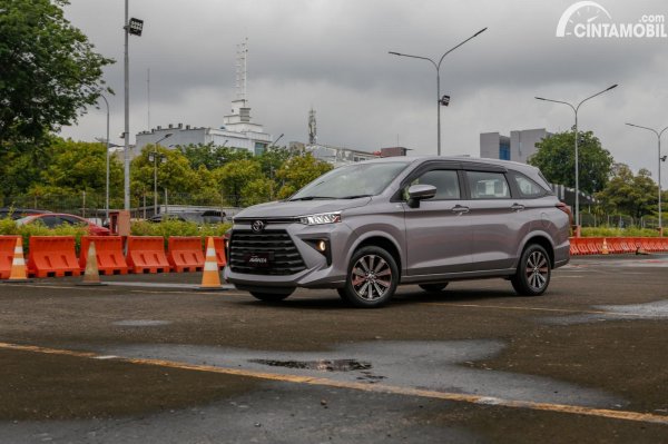 mobil baru Toyota Avanza 2022 berwarna abu-abu