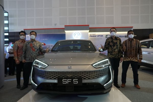 Surprise! DFSK Perkenalkan Mobil Listrik Seres SF5 di Surabaya