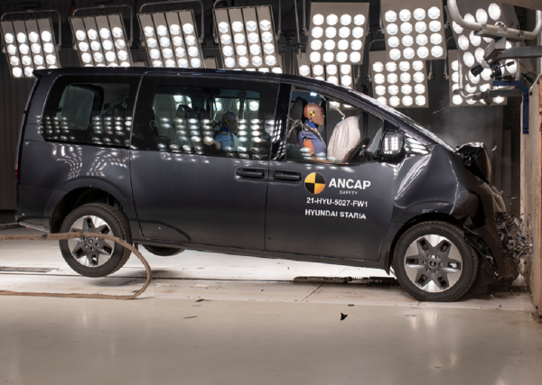 Hyundai Staria Si Penantang Toyota Alphard Diuji Tabrak, Ini Hasilnya