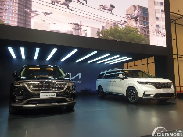 Tantang Toyota Alphard, Ini Beda Kia Grand Sedona vs Grand Carnival