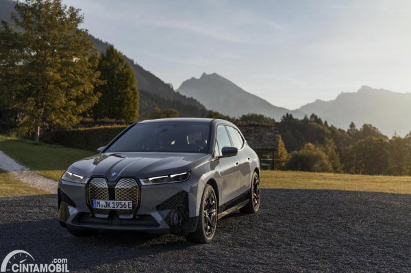 mobil listrik baru BMW iX M60 2022 