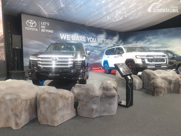 3 Perbedaan Toyota Land Cruiser 300 GR Sport dan VX-R