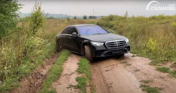 Begini Jadinya Jika Mercedes-Benz S-Class Ditantang di Medan Off-Road