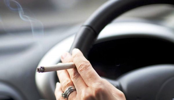 3 Tips Mengusir Bau Rokok di Dalam Kabin Mobil