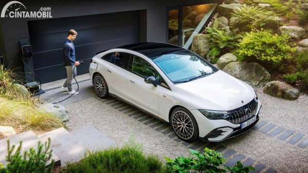 Sedan Garang Tanpa Raungan V8 Mercedes-AMG EQE Dikenalkan