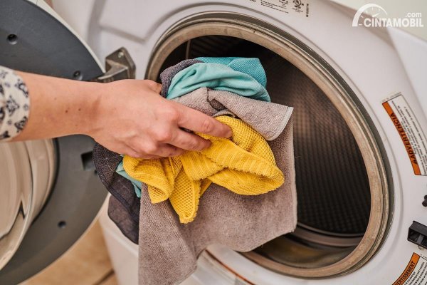 Beda dengan Kain Biasa, Begini Cara Membersihkan Kain Microfiber