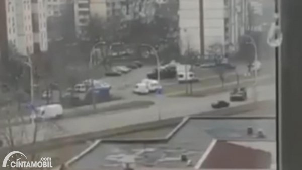 Tank Rusia Hantam Mobil Sipil di Ukraina, Pengemudi Dilaporkan Selamat