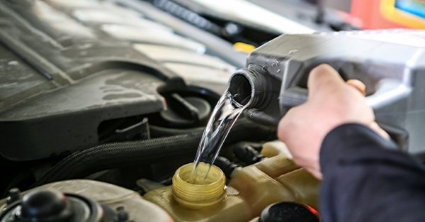 Ini Efek Negatif Mengisi Radiator Mobil dengan Air Mineral