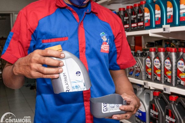 Cakra Motor 11 Kasih Tips Cara Mengetahui Oli Mobil Asli Atau Palsu