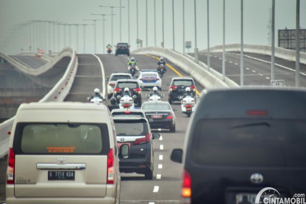 Truk Patah As Roda Bikin Tol Jakarta – Cikampek Padat, Ada Ganjil Genap Jam 11.00