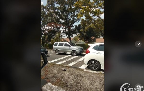 Inikah Bukti Suspensi Isuzu Panther Lebih Kokoh dari Kijang Innova?