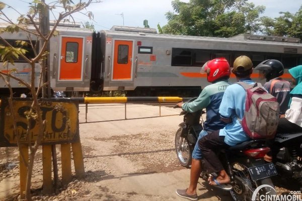 Selain Berbahaya, Segini Denda Terobos Palang Kereta Api