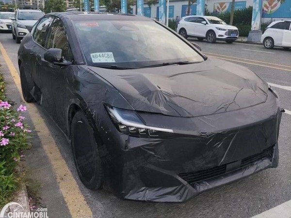 Sedan listrik Toyota bZ5 Tertangkap Kamera Sedang Diuji Coba di Jalan