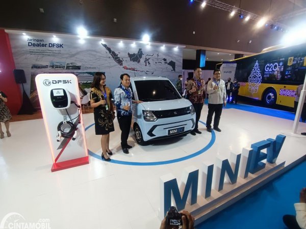 Tak Mau Kalah, Mobil Listrik DFSK MINI EV Dipajang di PEVS 2022