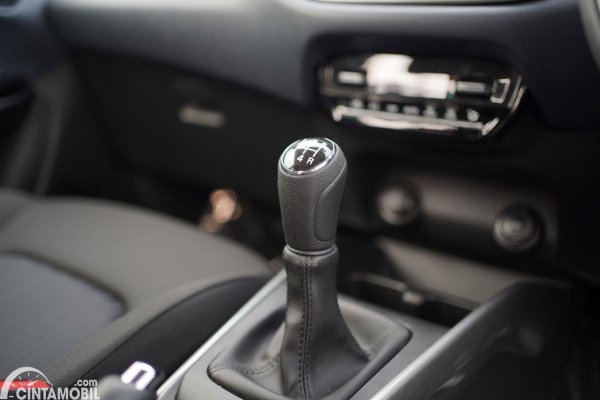 Tiga Kebiasaan Pengendara untuk Jaga Performa Mobil Manual